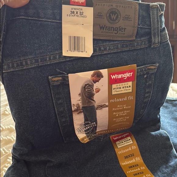 Men’s Wrangler Blue Relaxed Fit Jeans Classic Style 38x32 NWT - Picture 3 of 12